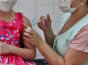 Leia mais sobre o artigo Imunização contra a COVID-19 entra no Calendário Nacional de Vacinação para crianças de 6 meses a 5 anos incompletos
