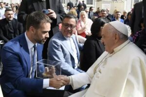 Leia mais sobre o artigo No Vaticano, governador Eduardo Leite convida o papa para visitar o Rio Grande do Sul