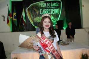 Leia mais sobre o artigo Maély Garcia Dalavia é a Rainha da Festa do Arroz Carreteiro 2024