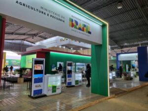 Leia mais sobre o artigo Assinaturas e programas de auxílio aos agricultores marcam participação da Conab na Expointer