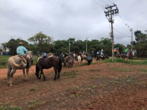 Leia mais sobre o artigo Cavalgada na Trilha dos Santos Mártires chega ao terceiro dia de percurso rumo ao Santuário do Caaró