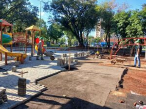 Leia mais sobre o artigo Revitalização do parquinho da Praça 10 de Agosto está 40% concluída