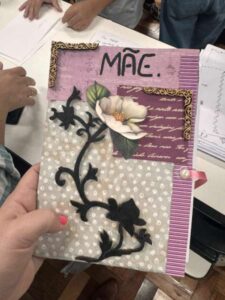Leia mais sobre o artigo Alunos da Oficina Jovens Autores produzem livretos artesanais em homenagem às referências maternas em Horizontina