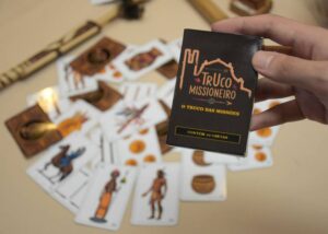 Leia mais sobre o artigo Jovem estudante da URI desenvolve baralho temático para celebrar os 400 anos das Missões Jesuíticas Guaranis