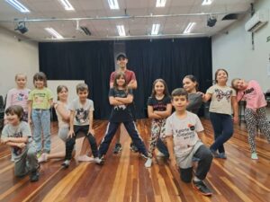 Leia mais sobre o artigo Projeto Escola Santa Rosa Dança oferece oficinas gratuitas de dança durante todo o ano