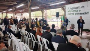 Leia mais sobre o artigo Governo assina convênios com 82 municípios para recuperar estradas vicinais, perfurar poços e atender consulta popular
