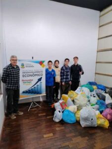 Leia mais sobre o artigo Ordem DeMolay realiza entrega de roupas da campanha Container Solidário em Horizontina