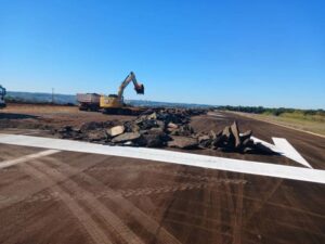 Leia mais sobre o artigo Remoção da antiga pista marca nova etapa na construção do aeroporto de Santa Rosa