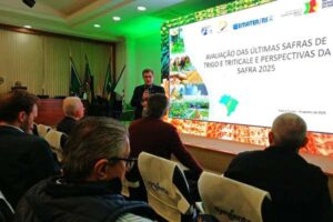 Leia mais sobre o artigo Emater/RS-Ascar destaca cenário e oportunidades para trigo e soja em eventos de pesquisa em Passo Fundo