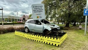 Leia mais sobre o artigo Campanha do DetranRS sobre uso do celular é reforçada com exposição de veículos acidentados 
