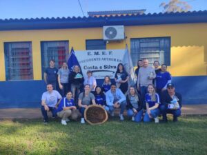 Leia mais sobre o artigo Escola Municipal Presidente Arthur da Costa e Silva recebe visita da John Deere em projeto educacional
