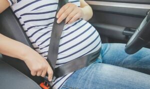 Leia mais sobre o artigo Médicos alertam para cuidados no volante durante gestação e puerpério