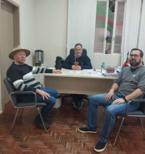Leia mais sobre o artigo Porto Lucena discute Programa Terra Forte com equipe da Emater 