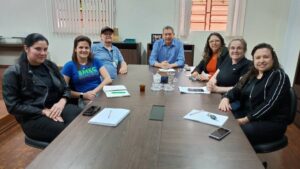 Leia mais sobre o artigo Reunião discute retorno do Brique da Praça com foco no artesanato local em Giruá