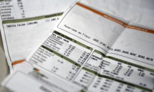 Leia mais sobre o artigo Aneel mantém bandeira para vermelha 1 na conta de luz em novembro