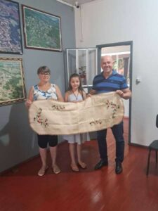 Leia mais sobre o artigo Moradora natural de Campina das Missões presenteia Casa da Cultura com toalha bordada à mão