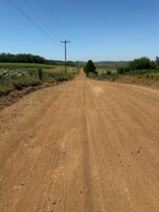 Leia mais sobre o artigo Secretaria de Obras realiza melhorias em estradas do interior com patrolamento e encascalhamento em Campina das Missões