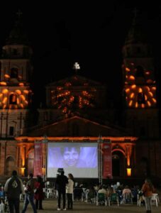 Leia mais sobre o artigo RodaCine reuniu comunidade em noite de cinema ao ar livre em frente à Catedral de Santo Ângelo